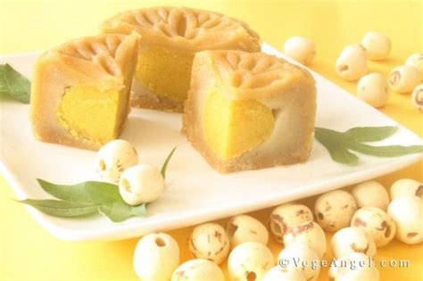 Mooncake With Lotus Seed Paste And Vegetarian Egg Yolk 蓮蓉素蛋黄月饼