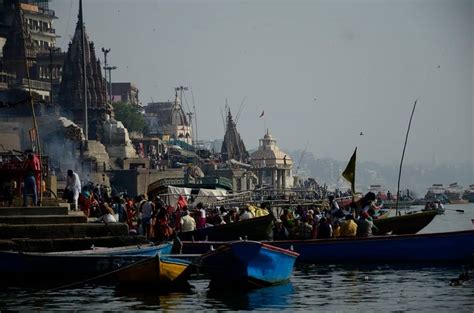 Discover the Manikarnika Ghat's Cremation at night in Varanasi