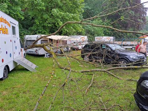 Baum F Llt Nach Starkregen Auf Wohnmobil Und Autos Von Zirkus Radio