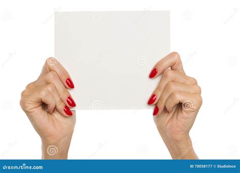 Les Mains De La Femme Montrant La Feuille De Papier Blanc Image Stock