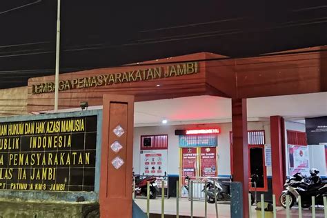 Warga Binaan Lapas Kelas IIA Jambi Bawa Handphone Di Dalam Blok Tahanan