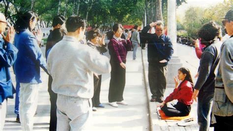 Falun-Gong-Story_Rise-of-Falun-Gong_Teaching-Falun-Gong-on-the-street ...