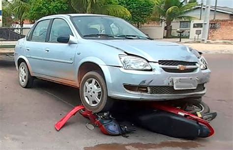 Moto para embaixo de carro após colisão em Sinop e mulher fica ferida