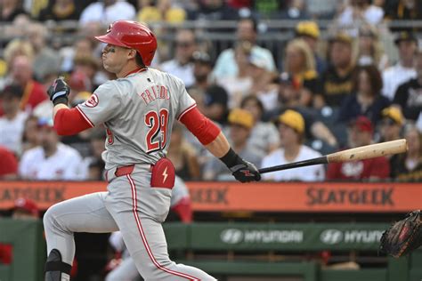 Elly De La Cruz Drives In 2 Runs As Reds Crush Pirates 10 2 Yahoo Sports