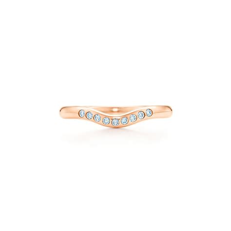 Elsa Peretti® 系列 18k 玫瑰金镶钻婚戒，宽 2 毫米。 Tiffany And Co