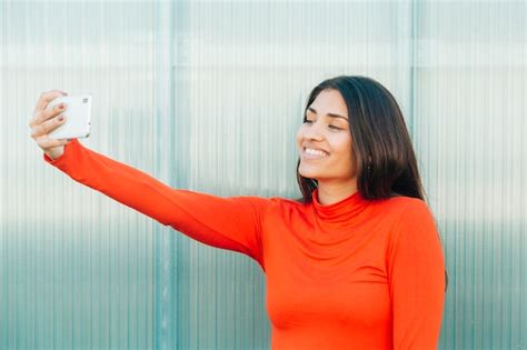 Jolie Femme Souriante Prenant Selfie Avec Téléphone Portable Photo