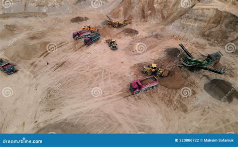 Bagger Laden Den Sand In Kipper Im Tagebau Lkw Transportiert Kies Aus