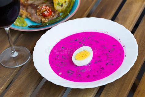 Sopa De Beterraba Fria Legumes E Vinho Cozidos Foto De Stock