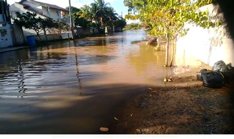 VÍDEOS Após intervenção do SAAE moradores reclamam de rua alagada em