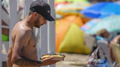 Choclos Hamburguesas Y Licuados Cuánto Cuesta Comer En Las Playas De