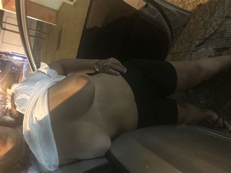 Esposa milf exibida peladinha em público Porno Carioca