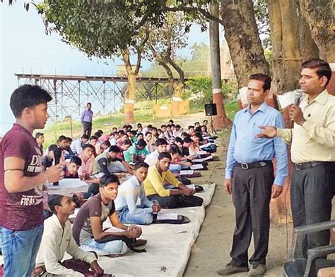 तंत्र के गण गंगा किनारे चलती है भारती की पाठशाला सैकड़ों छात्र छात्राएं