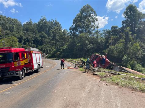 Acidente Carreta - Grave acidente com carreta é registrado no Oeste de Santa Catarina ...
