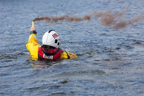 Addestramento Di Salvataggio Dell Acqua Della Squadra Della Guardia