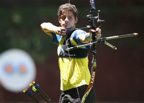 Brasileiro do tiro arco é esperança de medalha e inova marca