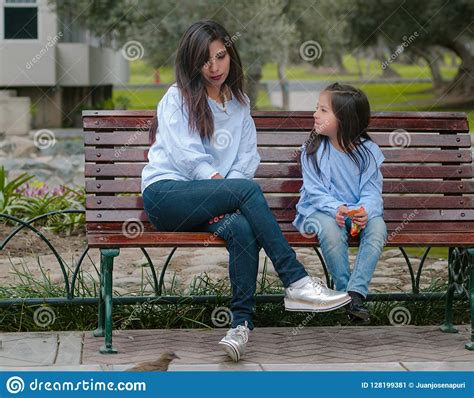 Enfantez Et Sa Petite Fille S Asseyant Sur Un Banc Image Stock Image