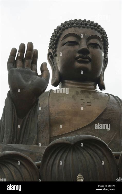 La Estatua Del Gran Buda El Monasterio Po Lin La Isla De Lantau Hong