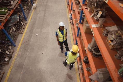 Vista de alto ângulo de trabalhadores de armazém em caixas de