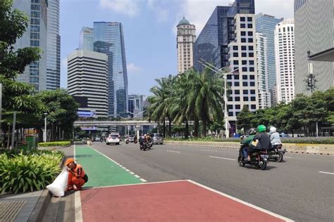 Foto Jalanan Jakarta Masih Lengang Walau Cuti Bersama Lebaran Berakhir