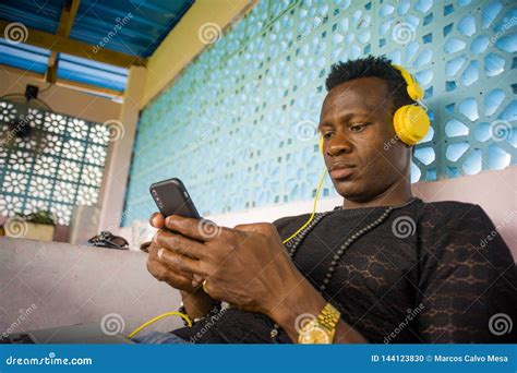 Retrato Do Estilo De Vida Do Homem Afro Americano Preto Novo Do Moderno