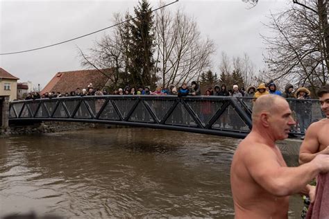 Otužilci neporušili tradici na Štědrý den se koupali v Přešticích