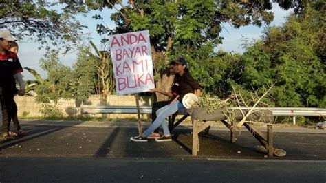 Tutup Jl Tol Reformasi Makassar Polisi Bubarkan Paksa Demonstran