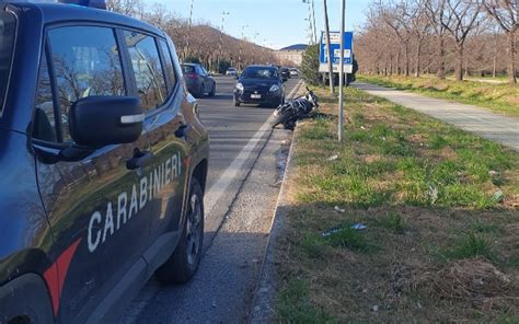 In Possesso Di Droga Passano Con Il Semaforo Rosso Ignorando Lalt Dei