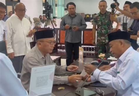 Tauhid Soleman Salurkan Zakat Ke Baznas Kota Ternate Malut Times