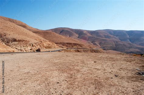 Giordania 05 10 2013 Paesaggio Roccioso E Desertico Sulla Strada Verso