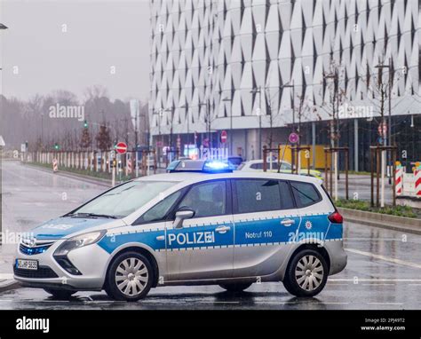 M Rz Hessen Frankfurt Main Ein Polizeifahrzeug Steht Am