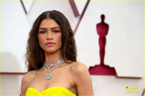 Zendaya Wore a Mask While Seated Inside at Oscars 2021 & Fans Praised ...