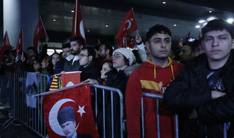 Taraftarlardan Co Kulu Kar Lama Galatasaray Ve Fenerbah E Kafilesi