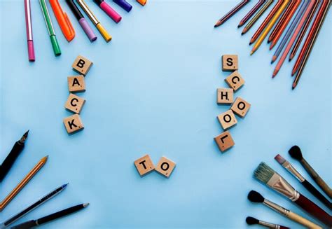 Útiles Escolares En El Escritorio Volver Al Concepto De Escuela Foto Premium