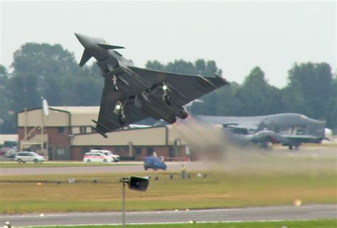 File:Eurofighter Typhoon take-off.jpg - Wikipedia