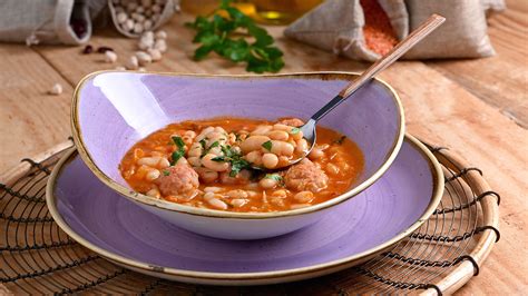 Sopa de alubias repollo y albóndigas de magro Blanca Mayandía