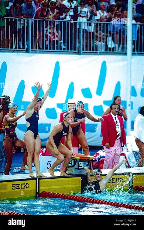 Das Team USA Frauen 4x100m Staffel Feiern Den Gewinn Der Goldmedaille