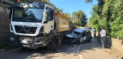 Incidente A Palermo Scontro Tra Un Camion E Un Auto Ferita Una Donna