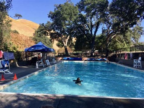 Castle Rock Pool: A Bucolic Swimming Destination - 510 Families