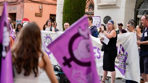 Protesta a Badalona per les agressions sexuals Aquí ens violen i