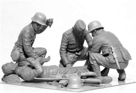 German Military Medical Personnel Wwii Plastic Model Kit 135 Icm