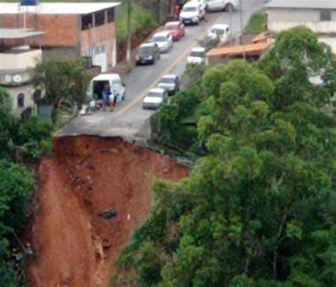 Rua De Lafaiete Sofre Deslizamentos Abre Cratera E Coloca Casas Em