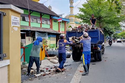 Pemkot Mataram Sedimen Sampah Di Saluran Mencapai Satu Ton Per Hari