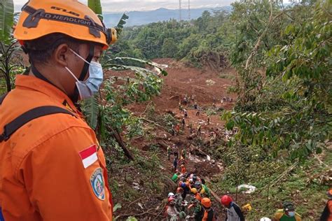 Foto 8 Jenazah Dari TK Al Azhar Korban Gempa Cianjur Ditemukan Mobil