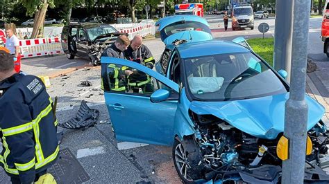 Polizei Hamburg Trümmerfeld in Eppendorf Kind nach Pkw Unfall in Klinik