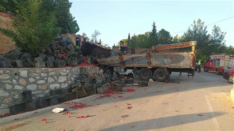 U Ak Ta Kamyon Duvara Arpt L Son Dakika Haberleri