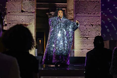 Lizzo Shuts Down the Met Gala With a Shimmering Surprise Performance ...