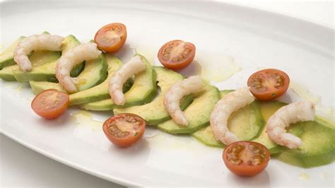 Ensalada de tomate aguacate y gambas de Karlos Arguiñano