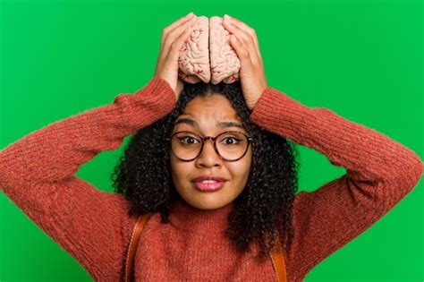 Joven Afroamericana Sosteniendo Un Modelo De Cerebro Aislado Foto Premium