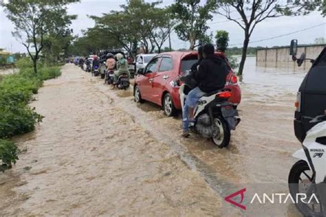 Jalan Nasional Sampang Bangkalan Terendam Banjir Lalu Lintas Macet