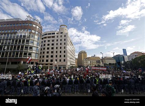 181223 BEIRUT 23 de diciembre de 2018 manifestantes se reúnen